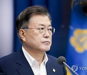 문대통령 "9월까지 3천600만 백신접종..여름 휴가대책 준비"(종합2보)