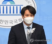 전용기 "'25세부터 대선 출마' 원포인트 개헌 추진"