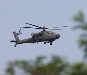 목표물에 다가가는 미 육군 아파치 헬기