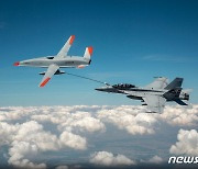 미 해군, 보잉 드론 이용해 전투기 공중 급유 성공