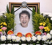 "한국 축구의 큰별이 떨어졌다"..축구인들 조문 줄 이어(종합)