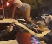 '부비부비' 경찰차 위에서 광란의 섹시 댄스 여성들 수배령[영상]