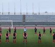 고 유상철 감독 추모하며 묵념하는 올림픽 축구대표팀