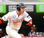 [포토] 고종욱 '무사 1-2루 찬스 만든다'