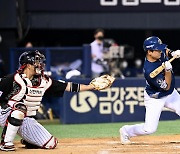 [포토] 강진성, 쓰리번트까지 시도했지만..결과는 병살타