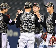 [포토] 역전타의 주인공 문보경에 쏟아지는 축하