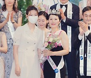 [bnt포토] '2021월드뷰티퀸&킹 골드클래스'에서 기념촬영하는 3위 김진아