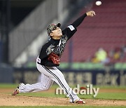 [MD포토] 김윤식 '전력투구'