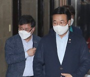 [헤럴드pic] 비공개 회의에 참석하는 더불어민주당 윤호중 원내대표