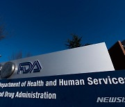 FDA, 18년 만에 치매치료제 승인..'기대 반 우려 반'