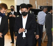 [St포토] 이영표 대표이사 '4강 신화 함께 쓴 故 유상철 빈소 찾아'