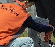 현충원서 봉사활동하는 한국타이어 직원들