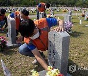 현충원서 봉사활동하는 한국타이어 직원들
