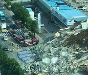 광주서 건물 붕괴 버스·승용차 매몰..사망 3명·구조 7명