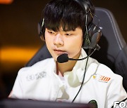 [포토] LCK 경기 준비하는 '데프트' 김혁규