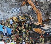 광주서 철거중 5층건물 붕괴..버스 덮쳐 9명 참변
