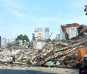 광주 5층 건물 무너져 버스 매몰, 사망 9명·중상 8명