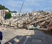 [속보]광주서 5층 건물 무너져 시내버스 승용차 매몰, 인명피해 우려