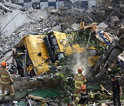 광주서 철거 중 건물 붕괴, 버스 덮쳐..9명 사망·8명 중상