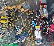 붕괴 건축물에 매몰된 버스에서 승객 구조작업