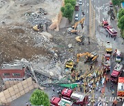 붕괴 건축물에 매몰된 버스에서 승객 구조작업