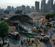 철거중 5층 건물 무너져 버스 덮쳐 17명 사상 [종합]