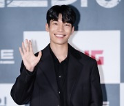 '미드나이트' 위하준 "연쇄살인범 役 위해 12kg 감량"