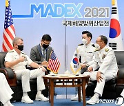 미국 태평양함대사령관과 대화하는 부석종 총장