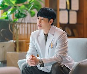 '너는 나의 봄' 김동욱, 첫 등장 공개 "이건 그냥 흉터. 지울 수도 지울 필요도 없다"
