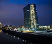 유럽중앙은행, 기준금리 0% 동결..돈풀기 규모·속도 유지