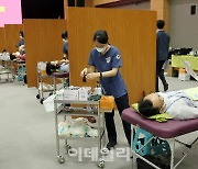 [포토] 헌혈 동참하는 농협 임직원들