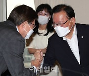 [포토] 인사하는 김부겸 총리와 박형준 부산시장