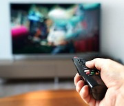 TV 많이 보는 중년, 뇌 수축 위험↑ (연구)