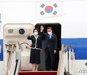 G7 참석 위해 출국하는 문재인 대통령과 김정숙 여사