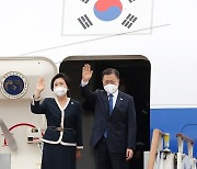 문재인 대통령과 김정숙 여사, G7 참석위해 출국