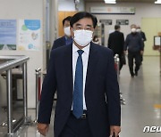 '천안함 좌초설' 신상철, 서욱 장관·與의원 10명 공수처에 고발