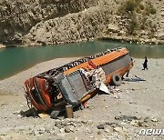 파키스탄서 순례객 태운 버스 계곡 추락..18명 사망·41명 부상