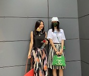 황신혜, 이진이와 모녀데이트 "내 20년 된 옷 입은 딸..대견하고 뭉클해"
