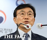 정부 "거리두기·5인 모임 금지 내달 4일까지 연장"