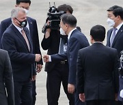 "한국이 세계 위기 극복에 큰 기여할 것"..文대통령 환송한 외국 대사들