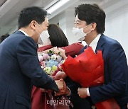 이준석 대표 축하하는 김기현 원내대표