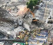 광주 경찰 "붕괴 전 굴착기 부서진 건물 안까지 진입"