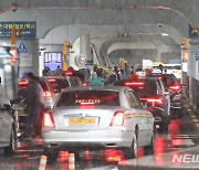 '비 내리는 제주, 붐비는 택시승강장'