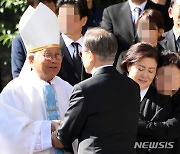 유흥식 주교, 교황청 성직자성 장관 임명..한국인 성직자 최초