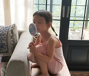 송경아 딸 해이, 얼굴만 한 사탕 들고 행복 만끽 "하루종일 냠냠"