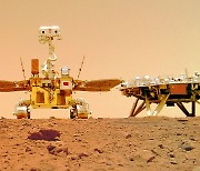 [우주를 보다] 화성 땅에 '오성홍기'..中, 탐사로보 사진 공개