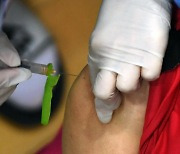 AZ 백신 정량의 절반만 투여한 병원 '논란'