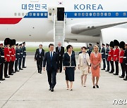G7 정상회의 참석차 영국 콘월 도착한 문대통령 내외