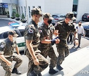 공군 부사관 '2차 가해·성추행' 의혹 간부, 군사법원 출석