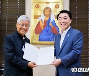 문대통령, 유흥식 대주교 교황청 장관 임명에 축전